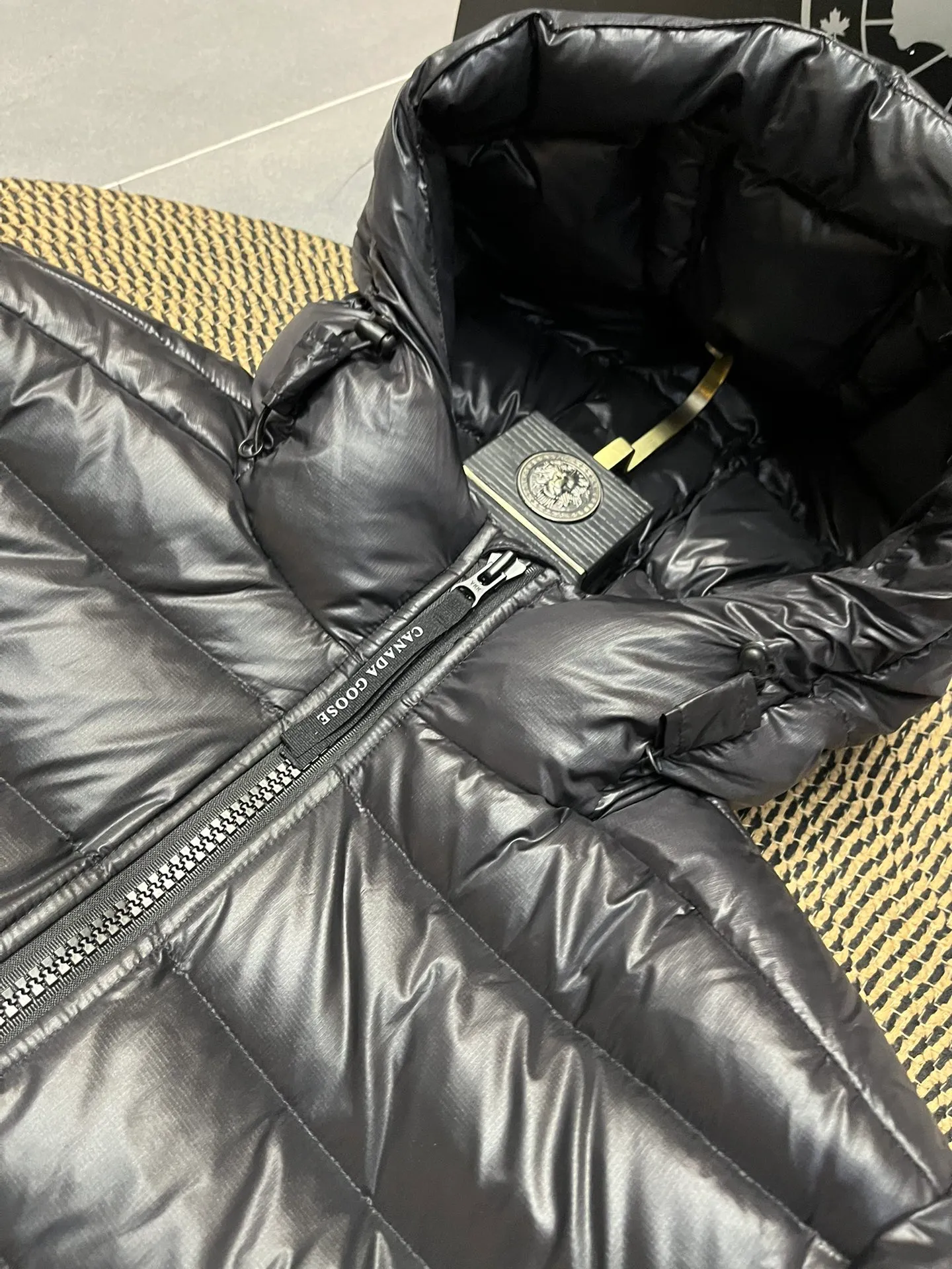 P940 Top 🔥purchase version 𝘾𝘼𝙉𝘼𝘿𝘼 𝙂𝙊𝙊𝙎𝙀/Canada Goose 2227 thin and light style. It’s super lightweight and doesn’t feel any weight on your upper body at all! Show more temperament‼  Canada Goose, a Canadian brand, has always been recognized as the warmest down jacket. Various Instagram celebrities, Internet celebrities, and celebrities often wear it for street photos. I make Canada Goose every year, but I still can’t get rid of my love for the goose. No matter how cold the winter is, there is no need to be afraid. Canada Goose is the legendary warmest down jacket and is known as a must-have for Arctic outdoor sports! The most popular down jacket in the world, celebrities are rushing to buy it, it is a must-have! Size: S-2XL Color: silver gray (red label) silver gray (black label), black (red label), black (black label), dark blue